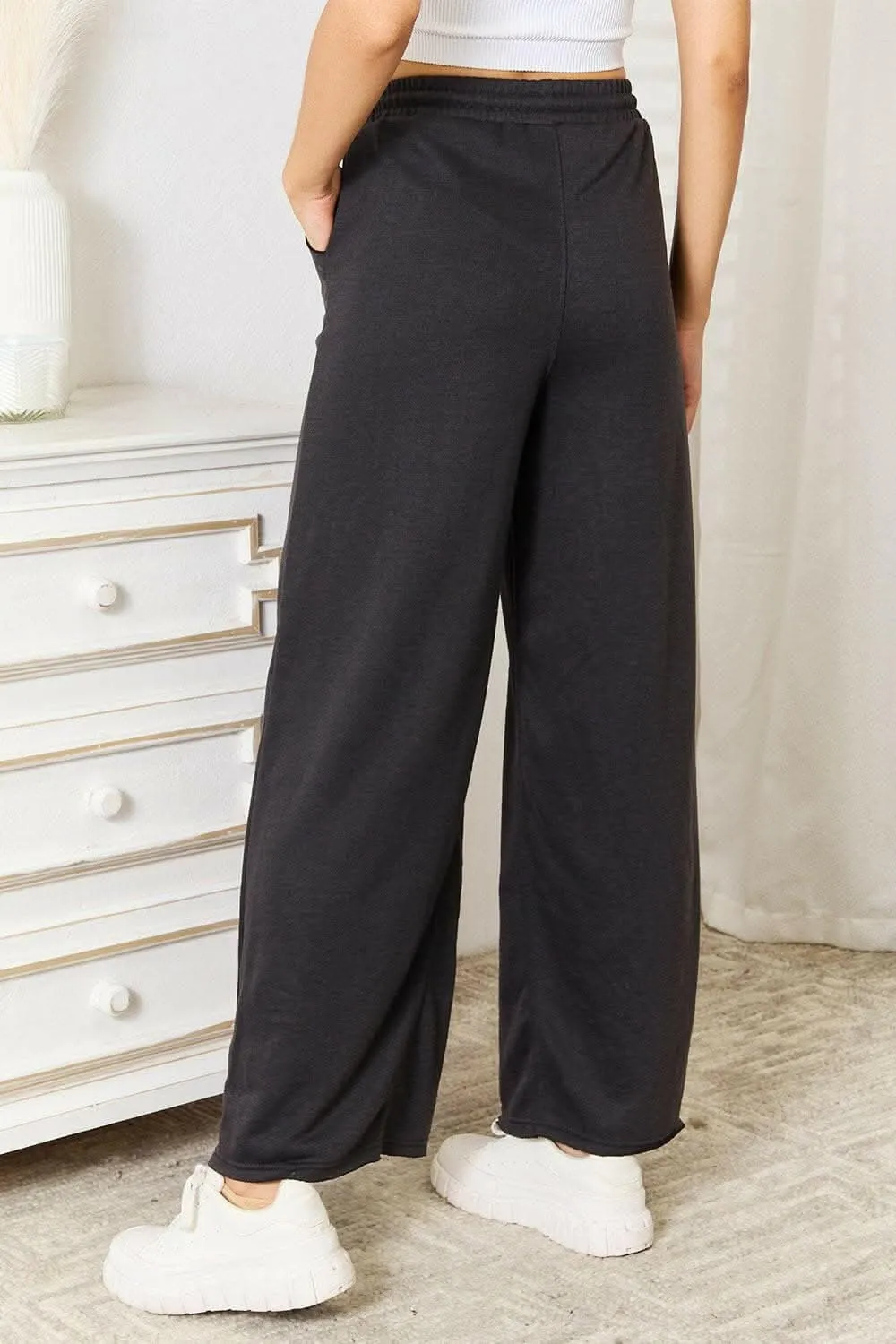 Chic wide-leg trousers with pockets
