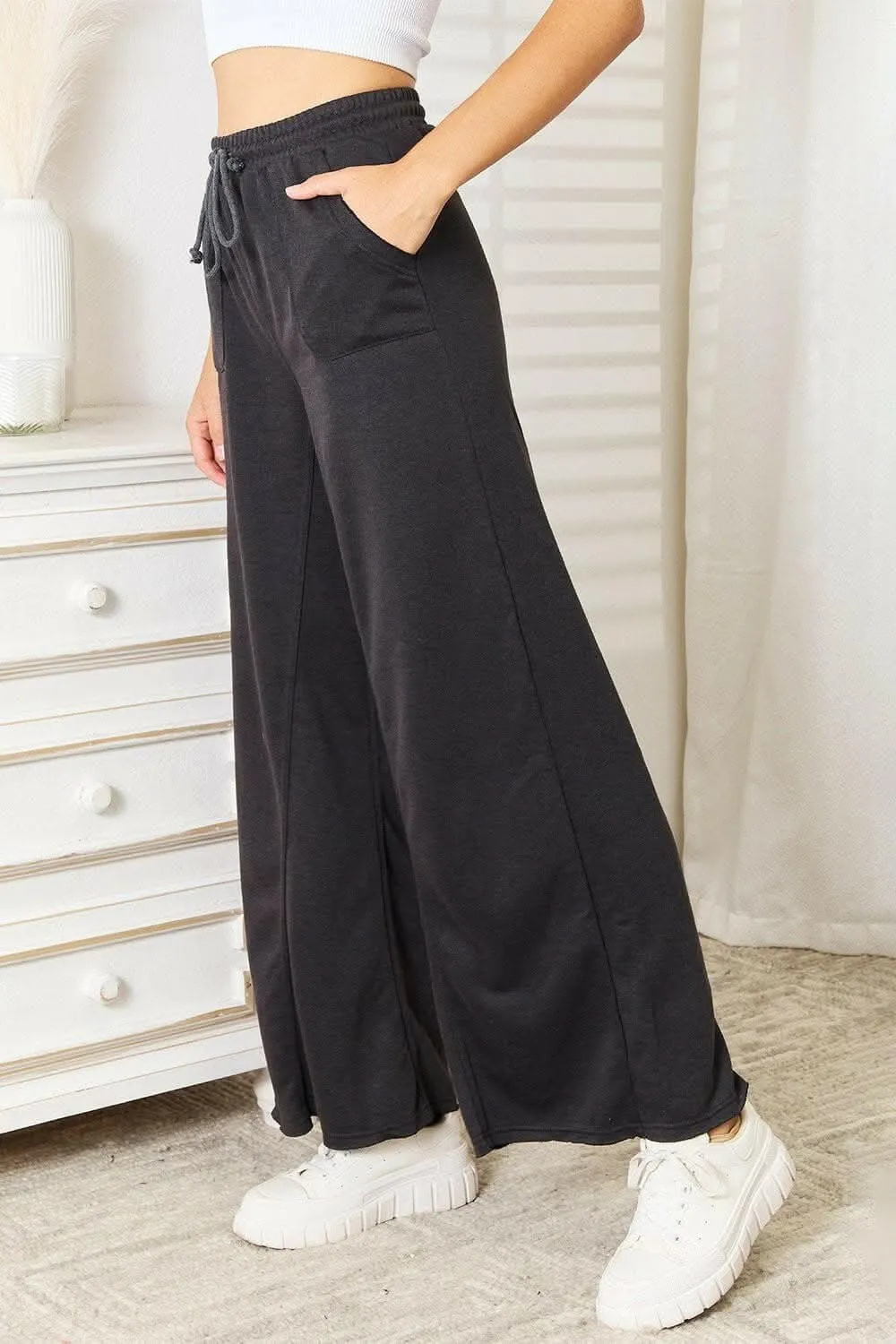 Chic wide-leg trousers with pockets